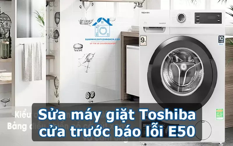 Kỹ thuật viên đang kiểm tra board mạch để khắc phục lỗi e50 máy giặt toshiba