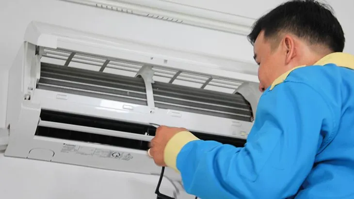 Kỹ thuật viên kiểm tra áp suất gas và vệ sinh dàn nóng để khắc phục lỗi 01 do compressor