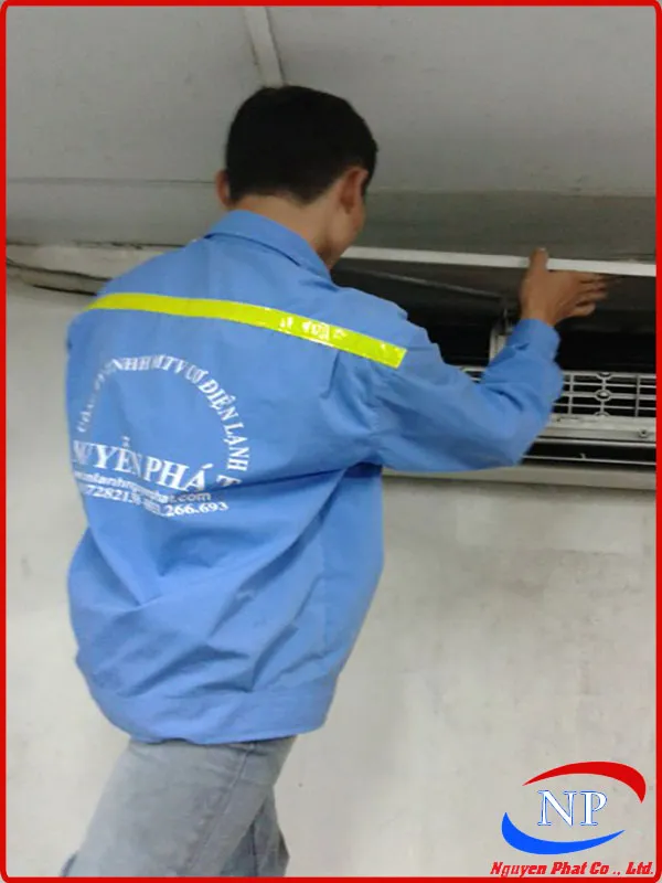 Kiểm tra linh kiện khi thực hiện sửa máy lạnh tại nhà Gò Vấp cho khách