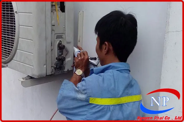 Kỹ thuật viên kiểm tra lỗi sửa máy lạnh tại nhà Gò Vấp chuyên nghiệp