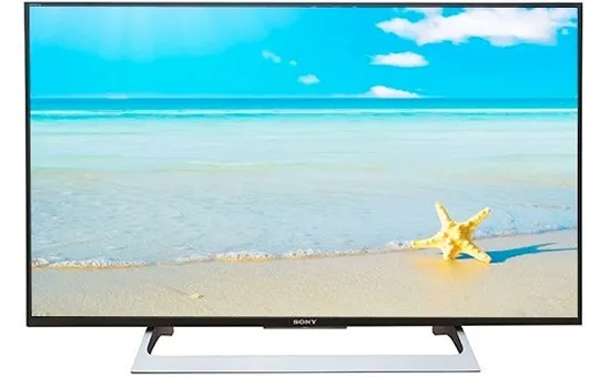 Cận cảnh một chiếc tivi Sony đang được kỹ thuật viên kiểm tra