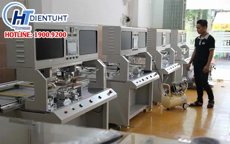 Kỹ thuật viên đang kiểm tra và thay màn hình tivi cho khách hàng tại nhà