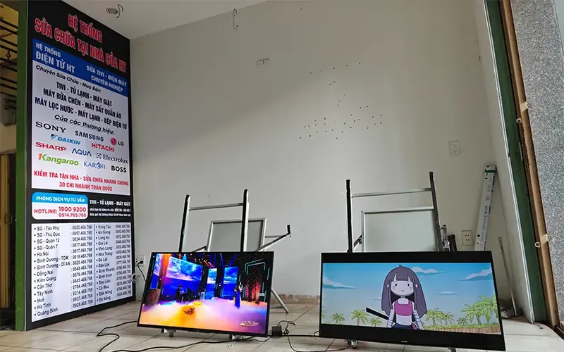 Hình ảnh kỹ thuật viên Điện Tử HT đang sửa tivi tại nhà khách hàng