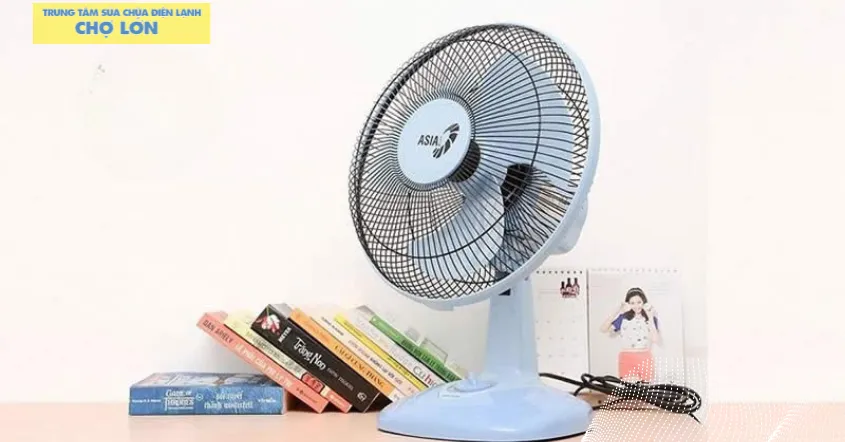 Kỹ thuật viên đang thực hiện sửa quạt điện đà nẵng cho khách hàng