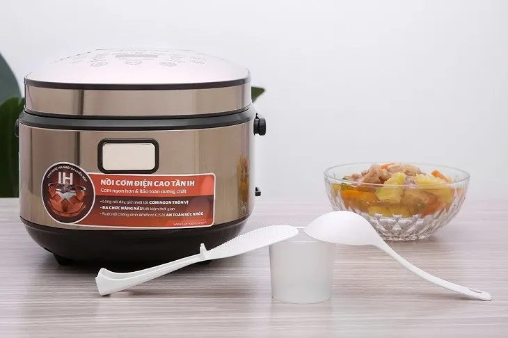 Nồi cơm điện cao tần Sunhouse Mama 1.5 lít SHD8955 sở hữu kiểu dáng đơn giản, phù hợp với mọi không gian bếp