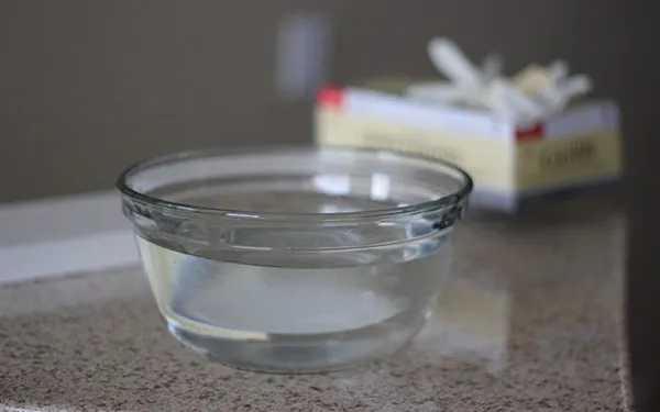 Đặt bát nước cũng giúp bù một phần ẩm cho phòng