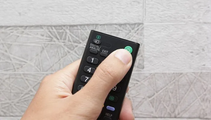 Ngắt nguồn điện và tắt tivi hoàn toàn trước khi bắt đầu quy trình làm sạch màn hình