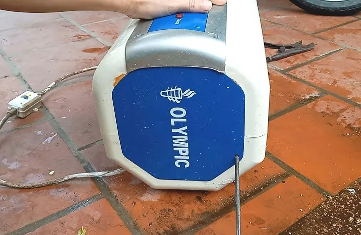 Sục rửa bình chứa sạch sẽ trước khi lắp lại