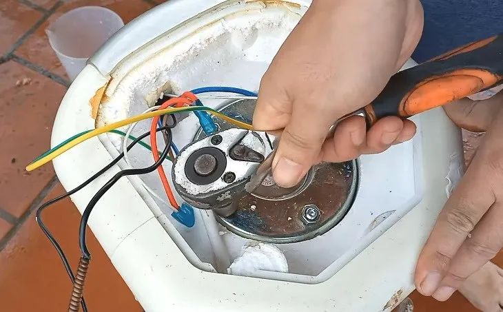 Lắp ráp các linh kiện về vị trí ban đầu cẩn thận