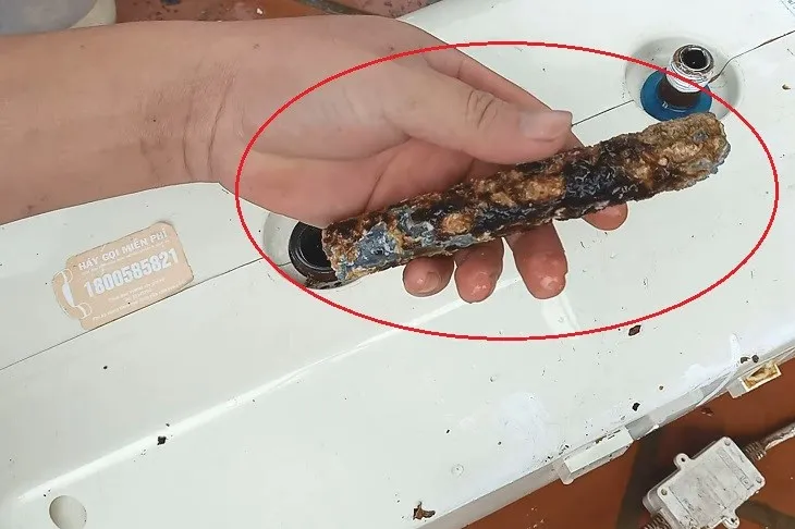 Hình ảnh thanh magie bình nóng lạnh bị ăn mòn sau 1 năm sử dụng