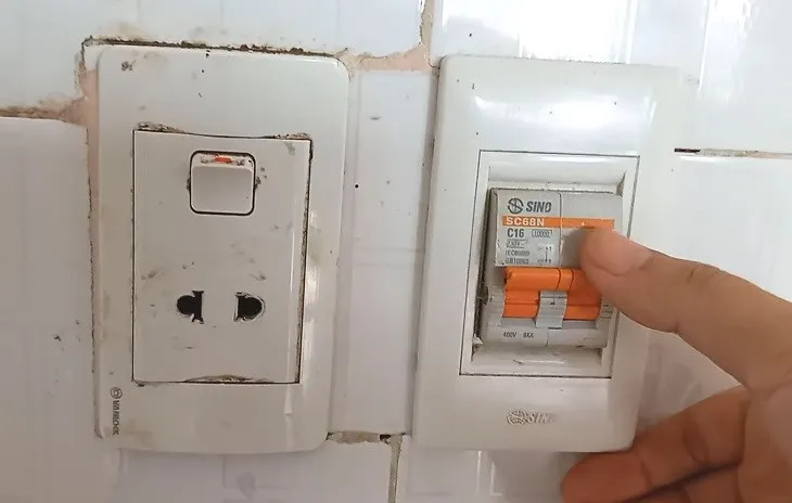 Ngắt nguồn điện và nước trước khi tháo bình