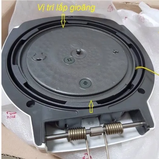 Kiểm tra thông số kỹ thuật và mã máy trước khi tiến hành thay gioăng nồi cơm điện để đảm bảo độ khít.