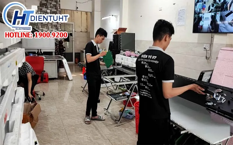 Kỹ thuật viên đang thực hiện quy trình thay màn hình tivi chuyên nghiệp tại nhà