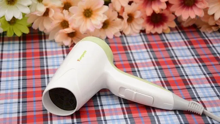 Máy sấy tóc Kangaroo thiết kế nhỏ gọn, dễ mang theo
