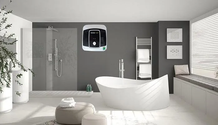 Kỹ thuật viên Điện Máy Ánh Ngân kiểm tra tổng thể trước khi thực hiện vệ sinh bình nóng lạnh Rossi chuyên nghiệp