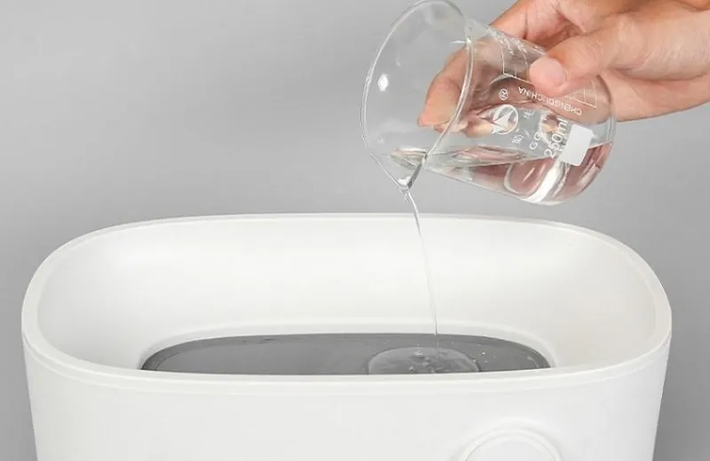 Sử dụng kẹp gắp chuyên dụng để đảm bảo vệ sinh tối đa