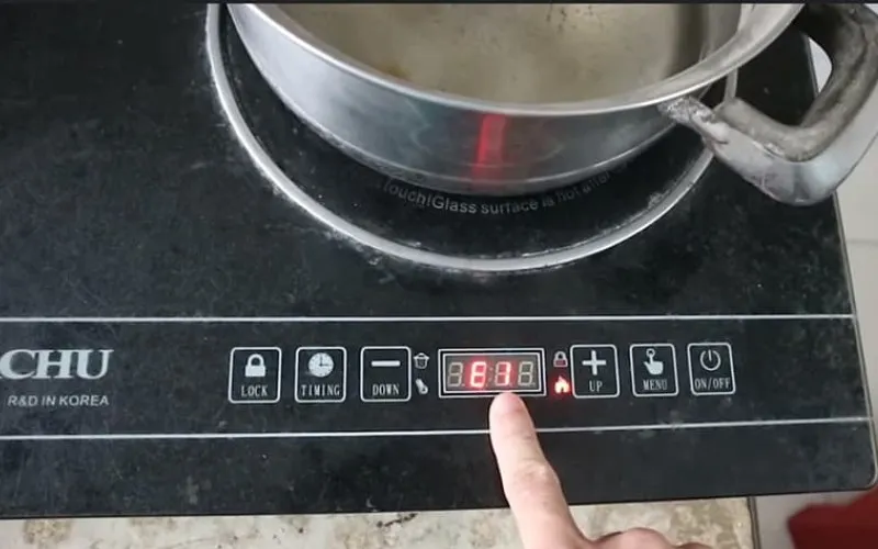 Mã lỗi E1 báo hiệu cảm biến nhiệt phát hiện bếp quá nóng