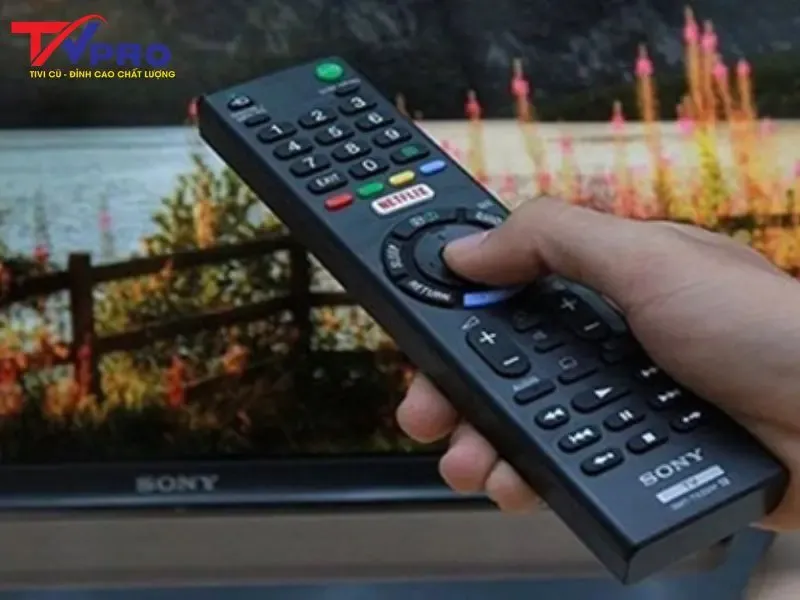 Bật tivi và nhấn nút home hoặc menu trên remote