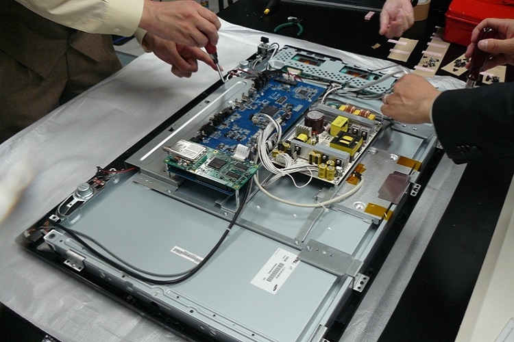 Mang tivi đến trung tâm bảo hành hoặc gọi thợ sửa chữa chuyên nghiệp