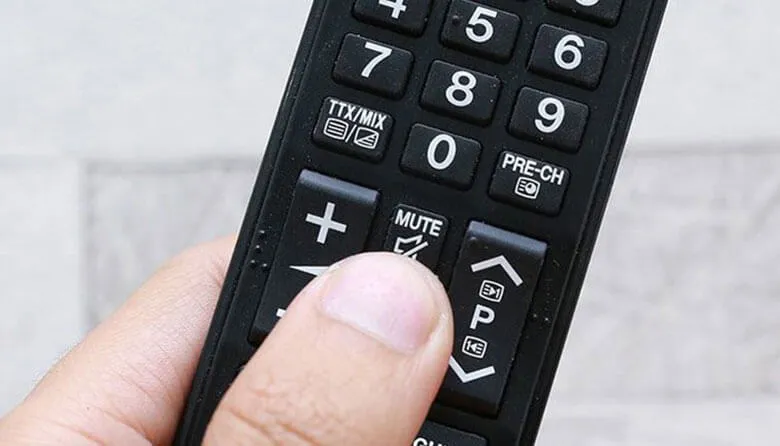 YouTube bị mất tiếng trên tivi do nhấn nhầm nút Mute trên remote