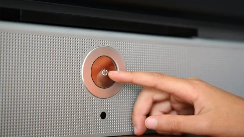 Tắt nguồn tivi một vài phút rồi bật lại