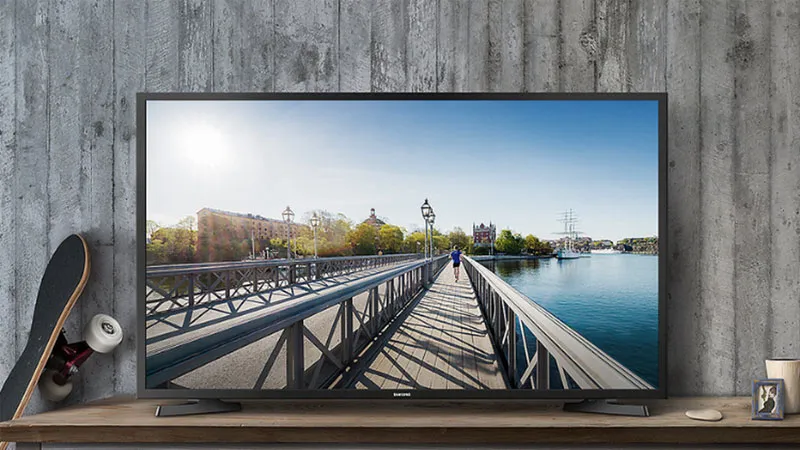 Cận cảnh tivi Samsung UA32J4100 với thiết kế tối giản