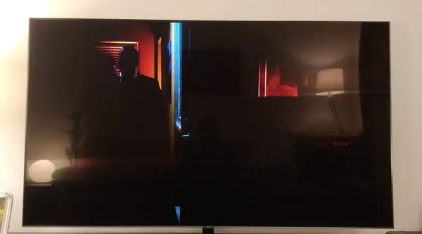 Kiểm tra tivi Sony bị đen màn hình bằng đèn pin