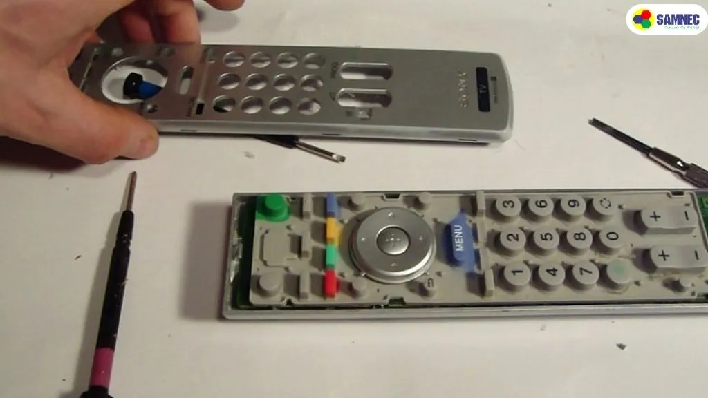 Sử dụng dụng cụ chuyên dụng để tháo rời các thành phần của remote