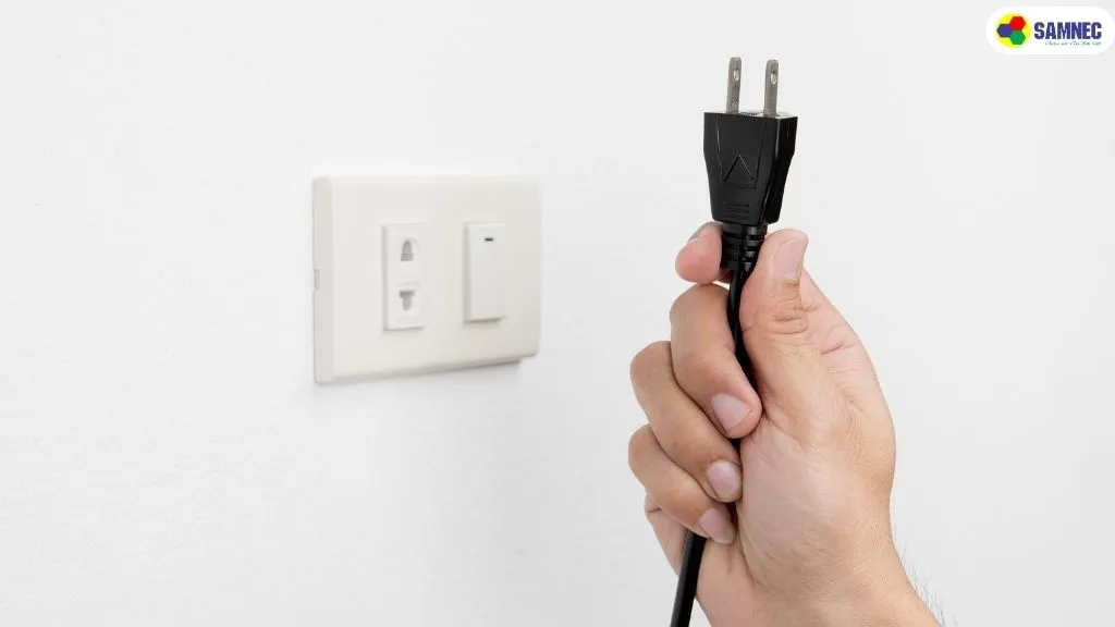 Rút phích cắm tivi để loại bỏ điện tích dư thừa giúp thiết bị hoạt động ổn định