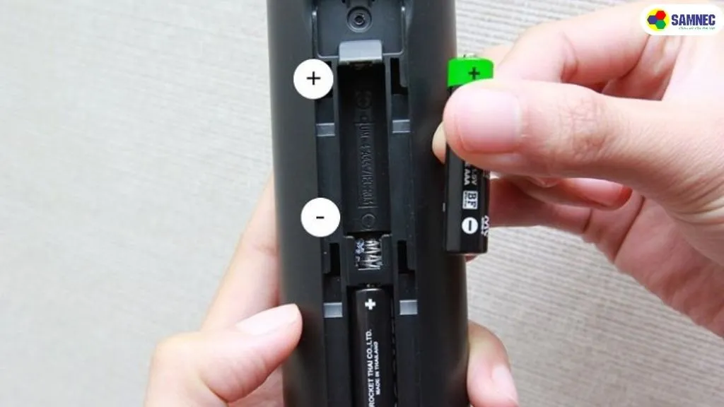 Lắp pin đúng chiều và sử dụng pin chất lượng cao cho điều khiển tivi Sony