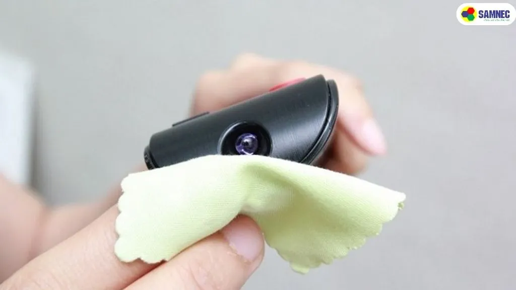 Lau sạch bụi bẩn trên bóng đèn LED hồng ngoại của điều khiển