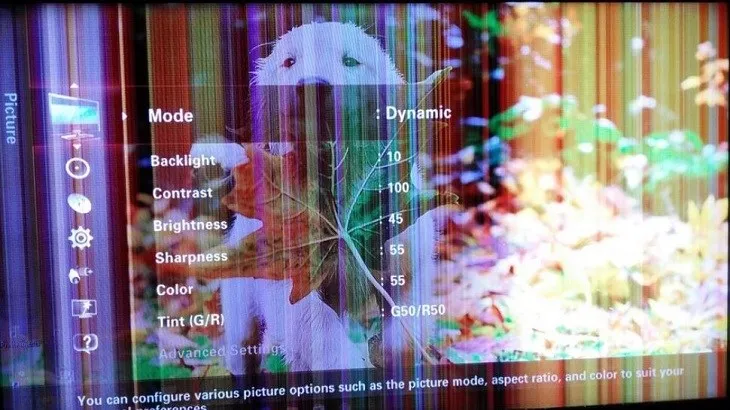 Tivi Samsung bị sọc màn hình có thể do các nguyên nhân bên ngoài như lỗi dây cáp, tín hiệu đường truyền, nguồn điện yếu,...