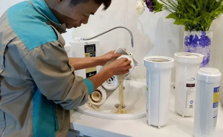 Lõi lọc nước bị bão hòa cặn bẩn là nguyên nhân chính khiến máy lọc nước chảy yếu