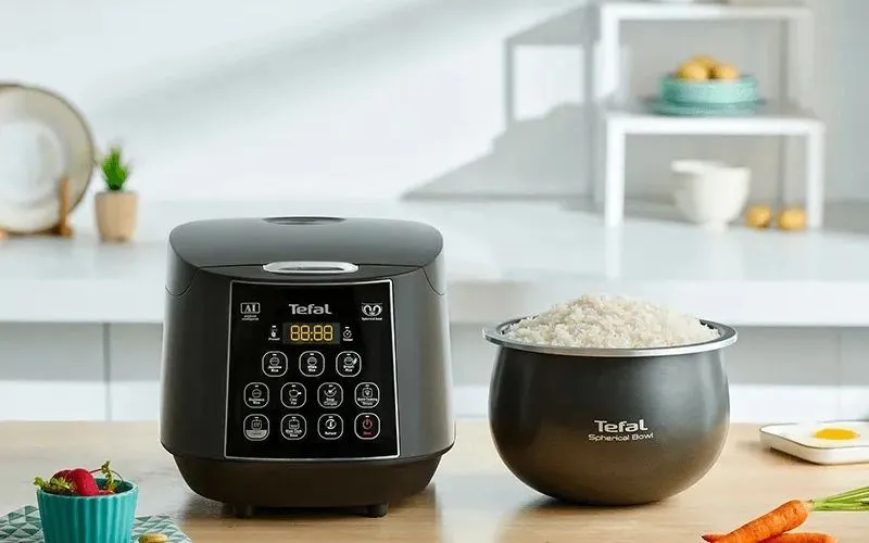 Nồi cơm điện tử Tefal RK776B68 với lòng nồi dạng niêu dày 4mm