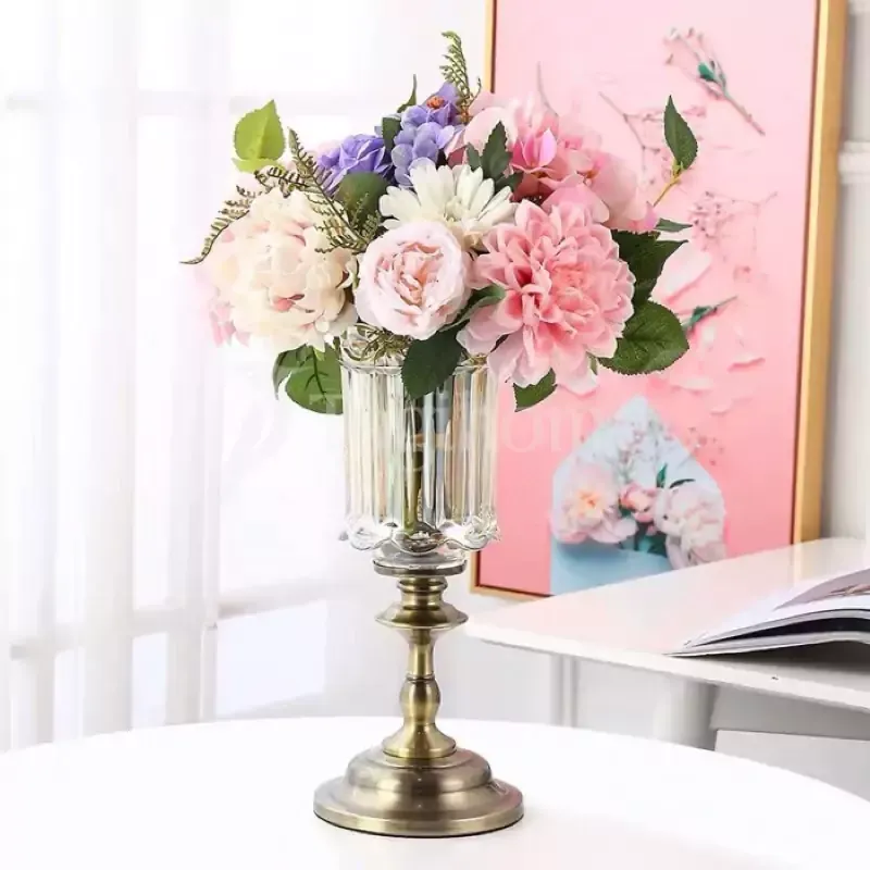 Trang trí kệ tivi bằng bình hoa tân cổ điển