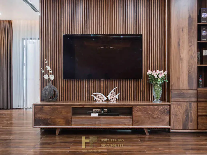 Trang trí mảng tường sau tivi bằng lam gỗ độc đáo