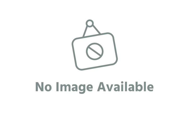 Kỹ thuật viên kiểm tra thiết bị điện tử tại Trung tâm Bảo hành Samsung Quận 12