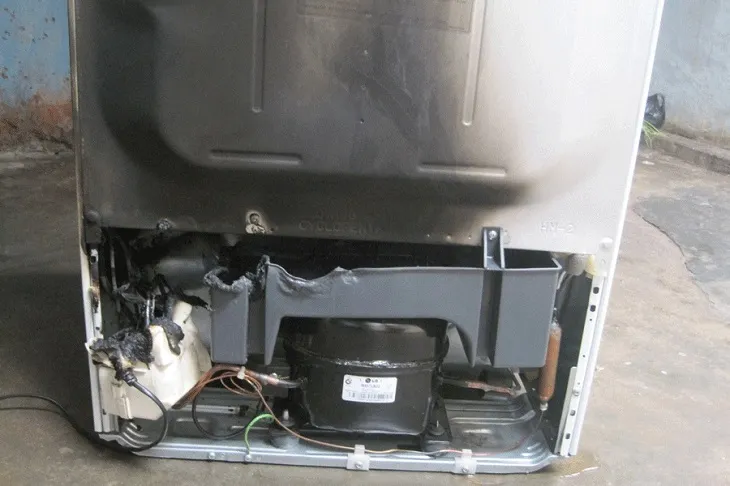 Ổ cắm điện bị cháy do ngập nước