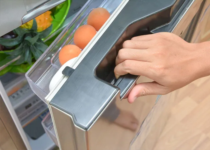 Lau khô tay trước khi sử dụng tủ lạnh