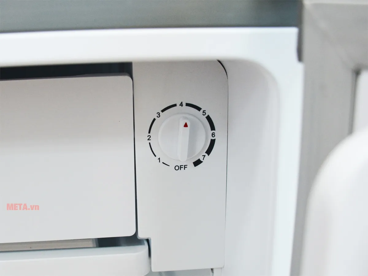 Núm điều chỉnh nhiệt độ 7 mức của tủ lạnh Electrolux EUM0900SA, dễ sử dụng và linh hoạt