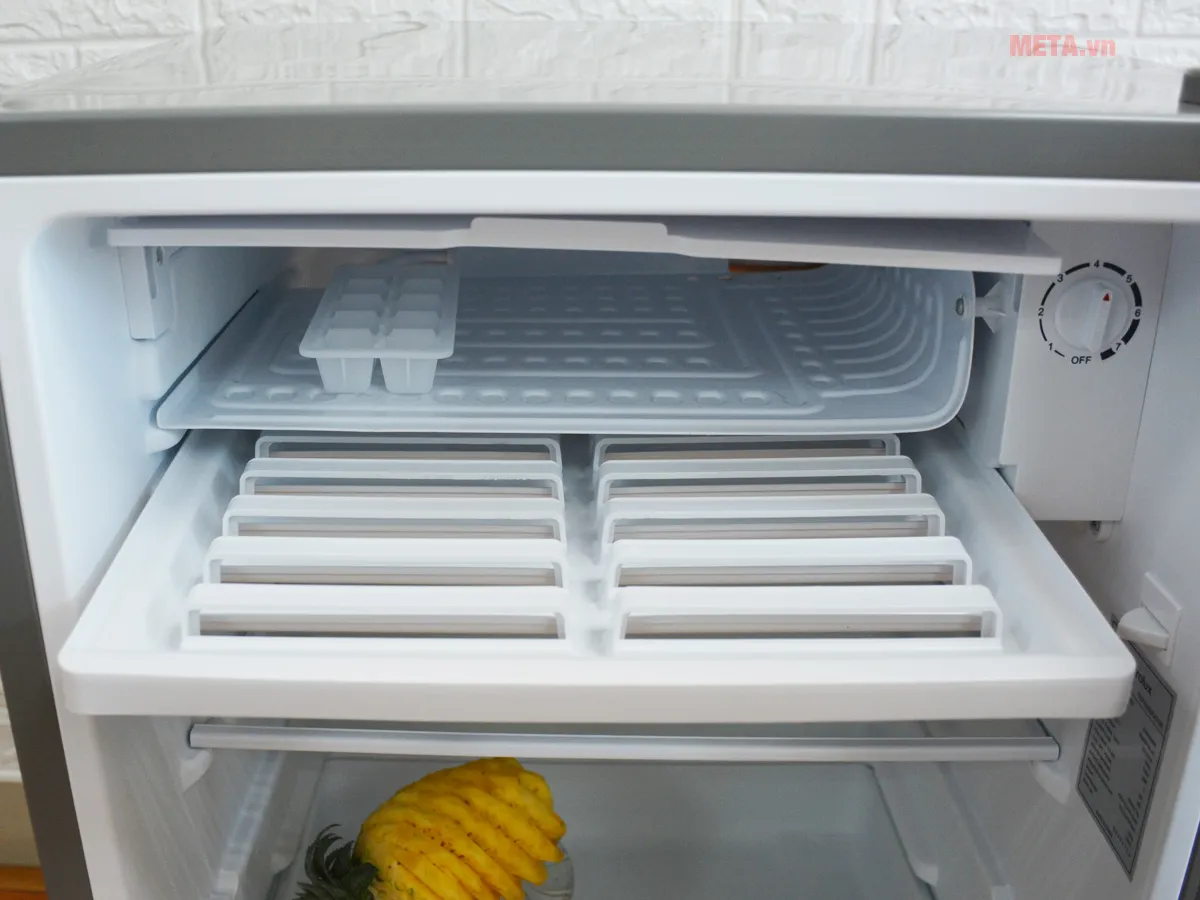 Khay hứng nước bên dưới ngăn đông của tủ lạnh Electrolux EUM0900SA