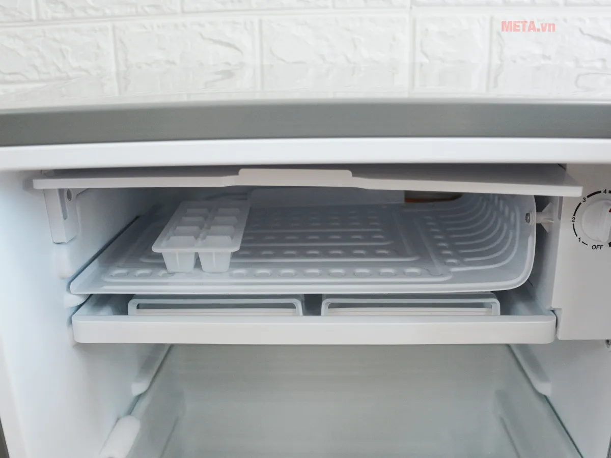 Ngăn đông rộng rãi của Electrolux EUM0900SA đi kèm khay chứa đá tiện lợi