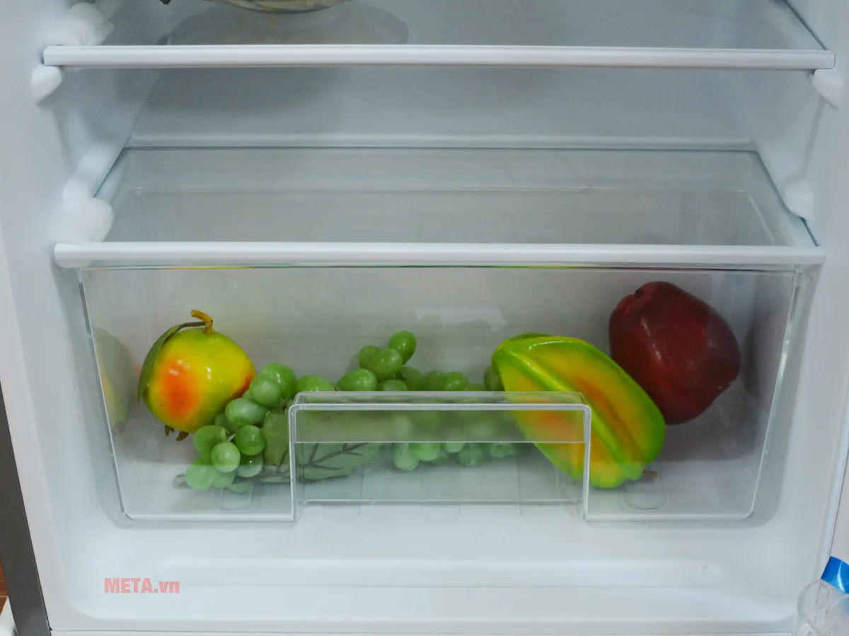 Ngăn rau củ rộng rãi của Electrolux EUM0900SA có thể chứa nhiều thực phẩm tươi sống