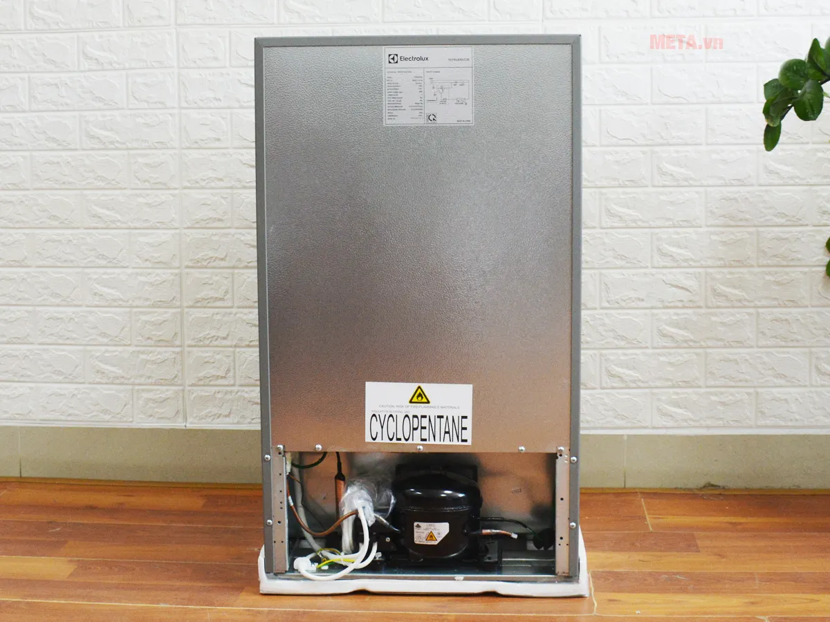 Mặt sau tủ lạnh Electrolux EUM0900SA với hệ thống gas bền bỉ
