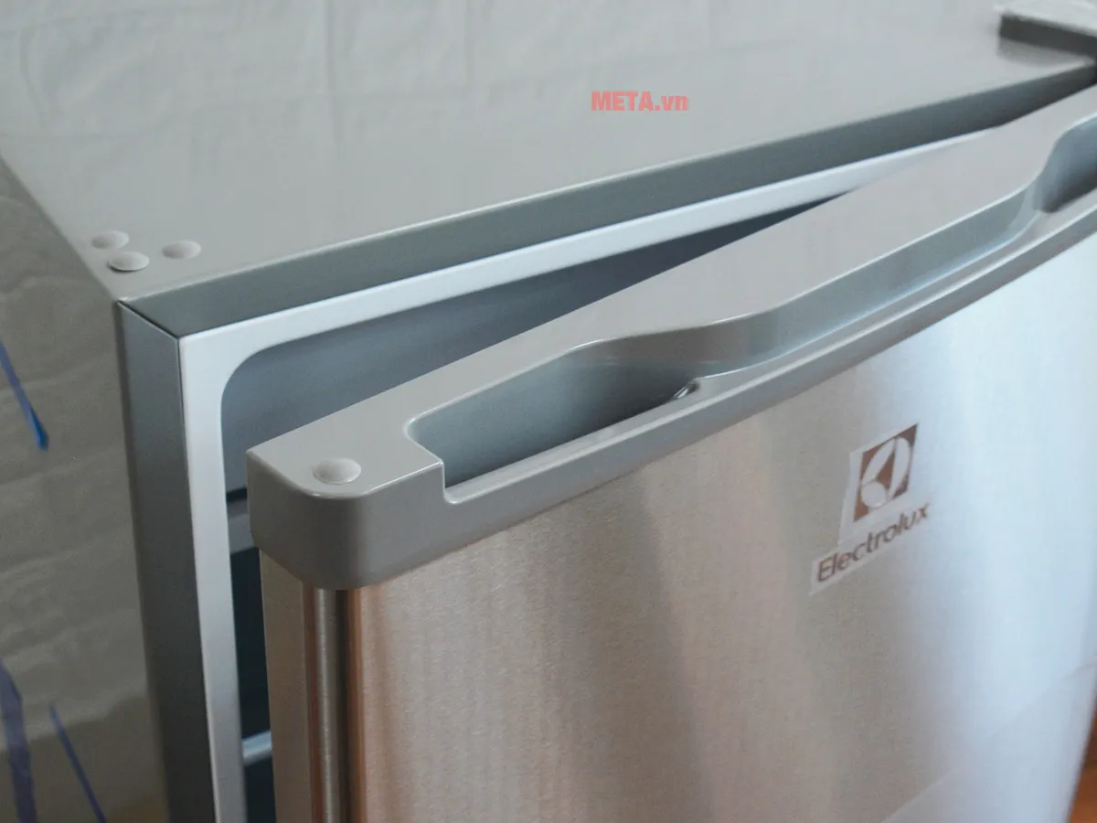 Tay nắm cửa tủ Electrolux EUM0900SA chắc chắn, thiết kế ergonomic