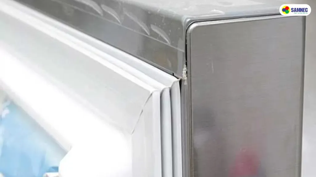 Kiểm tra gioăng cao su tủ lạnh Panasonic bị hở hoặc rách