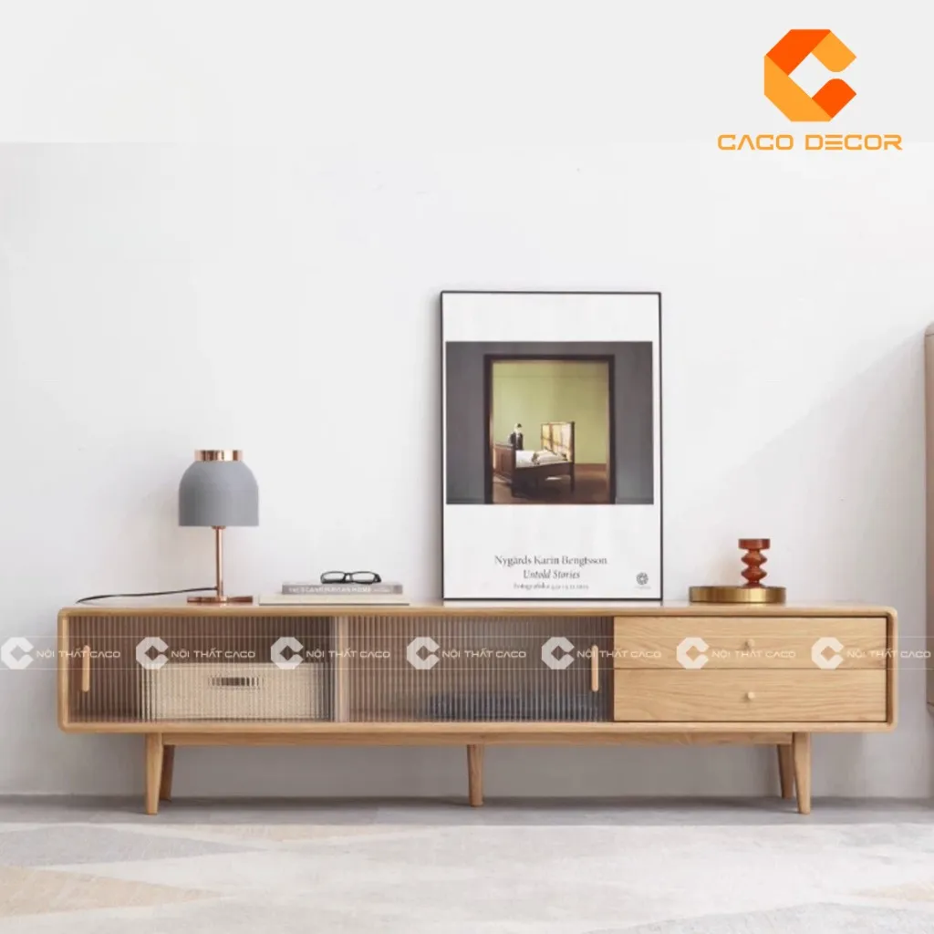 Bố trí kệ tivi gỗ sát tường tạo sự vững chãi và thẩm mỹ cho căn phòng