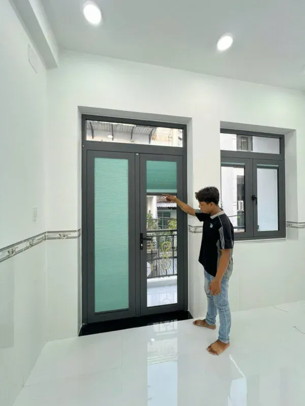 Vách ngăn lạnh lắp cửa chính