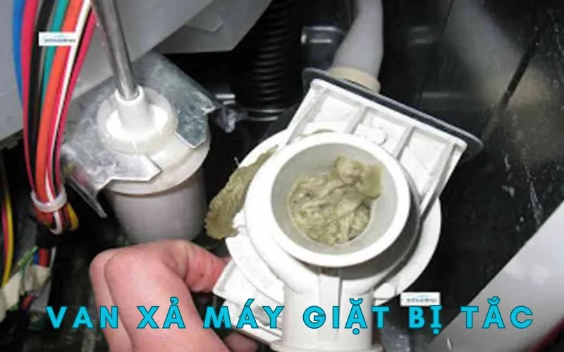 Cặn bẩn và vật lạ làm tắc nghẽn motor xả máy giặt Toshiba