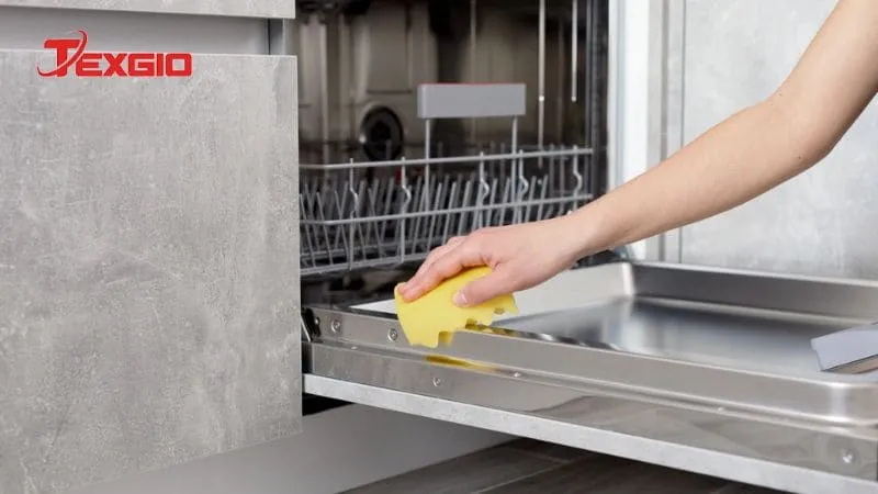 Vệ sinh bề mặt ngoài máy rửa bát bằng khăn mềm